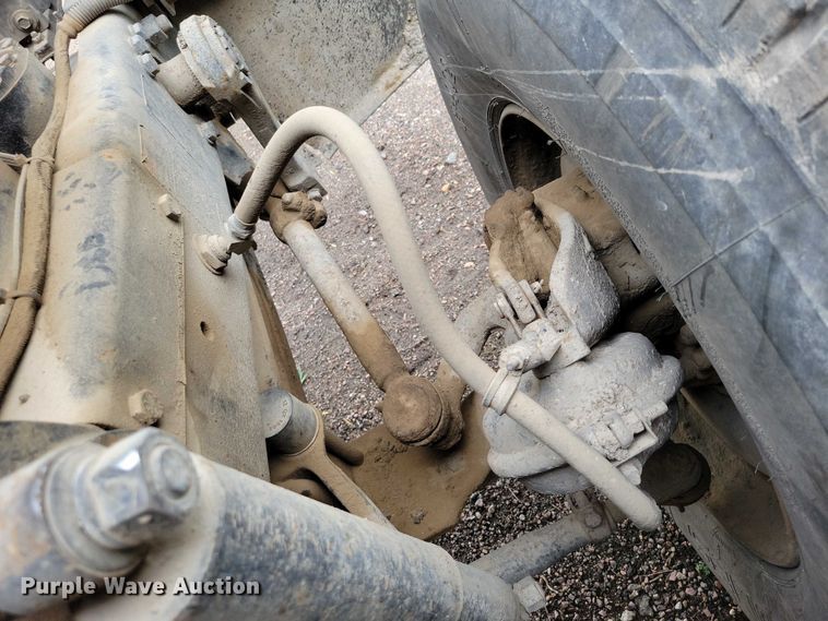 image for item DX7186 1995 Mack RD690S truck cab and chassis