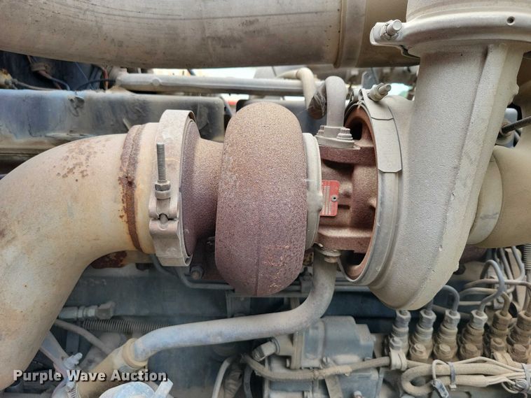 image for item DX7186 1995 Mack RD690S truck cab and chassis