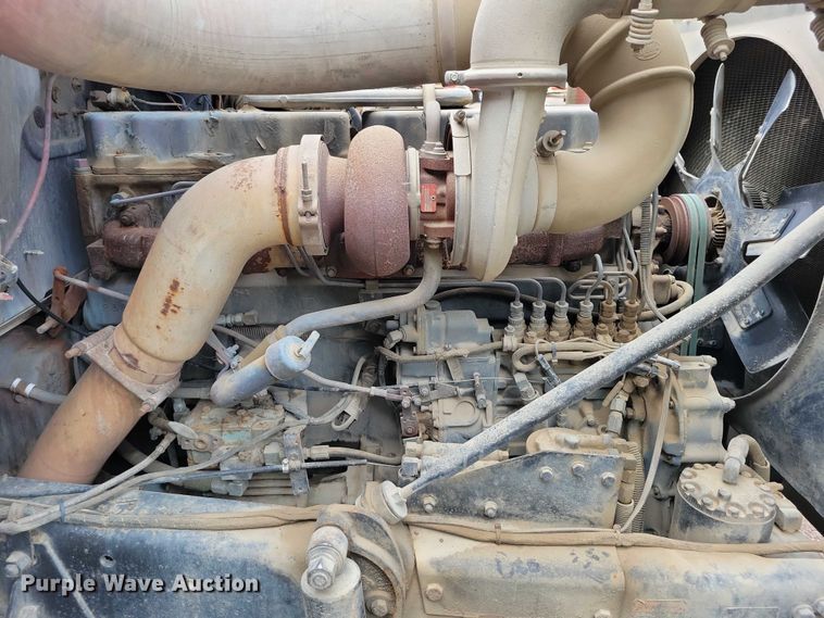 image for item DX7186 1995 Mack RD690S truck cab and chassis