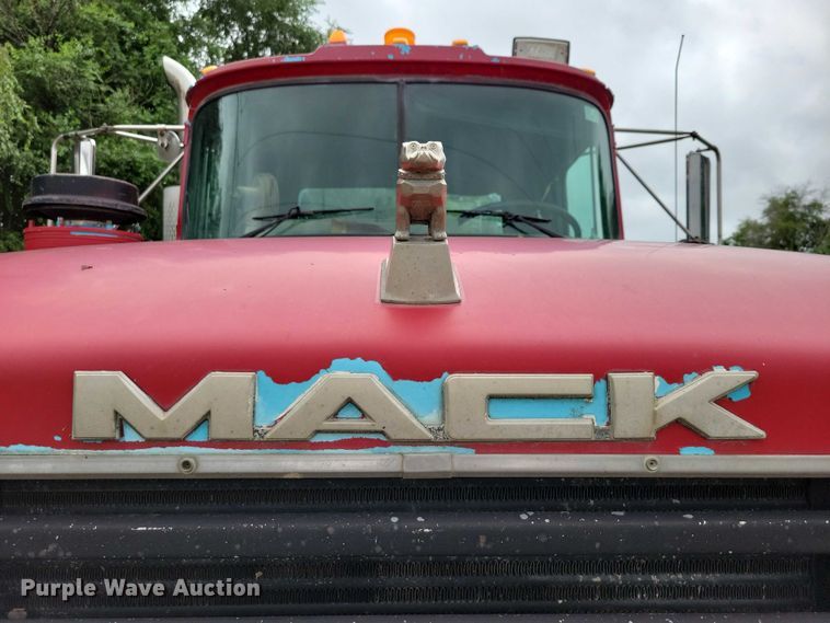 image for item DX7186 1995 Mack RD690S truck cab and chassis