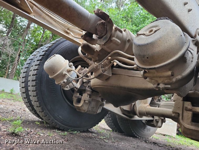 image for item DX7186 1995 Mack RD690S truck cab and chassis