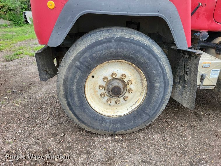 image for item DX7186 1995 Mack RD690S truck cab and chassis