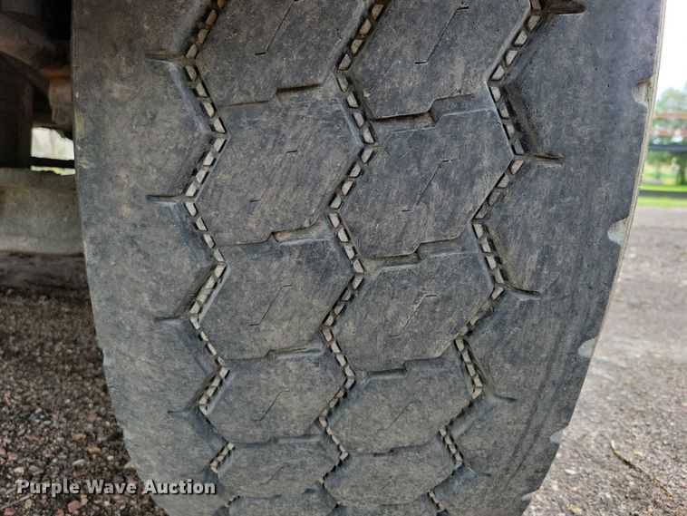 image for item DX7186 1995 Mack RD690S truck cab and chassis