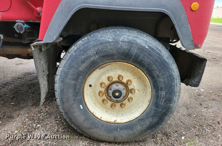 image for item DX7186 1995 Mack RD690S truck cab and chassis