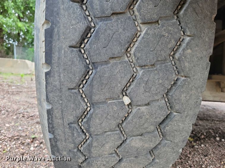 image for item DX7186 1995 Mack RD690S truck cab and chassis