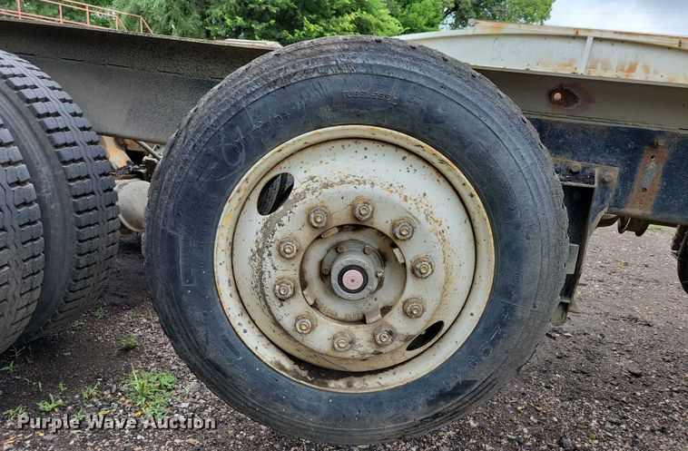 image for item DX7186 1995 Mack RD690S truck cab and chassis