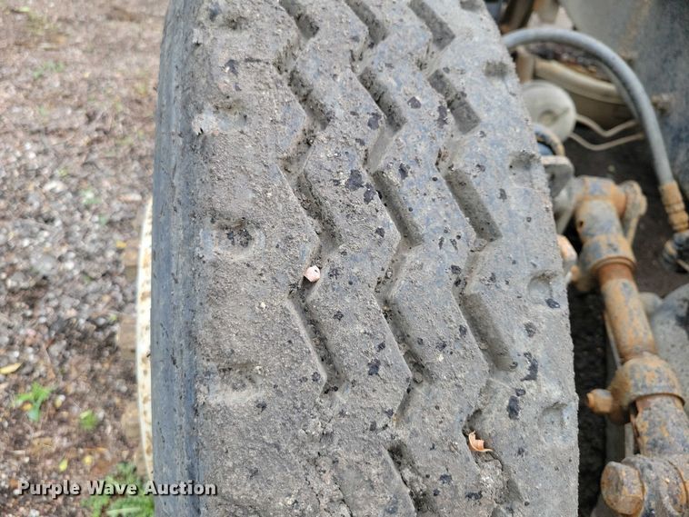 image for item DX7186 1995 Mack RD690S truck cab and chassis