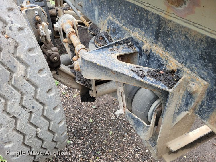 image for item DX7186 1995 Mack RD690S truck cab and chassis