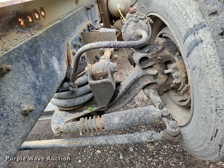 image for item DX7186 1995 Mack RD690S truck cab and chassis