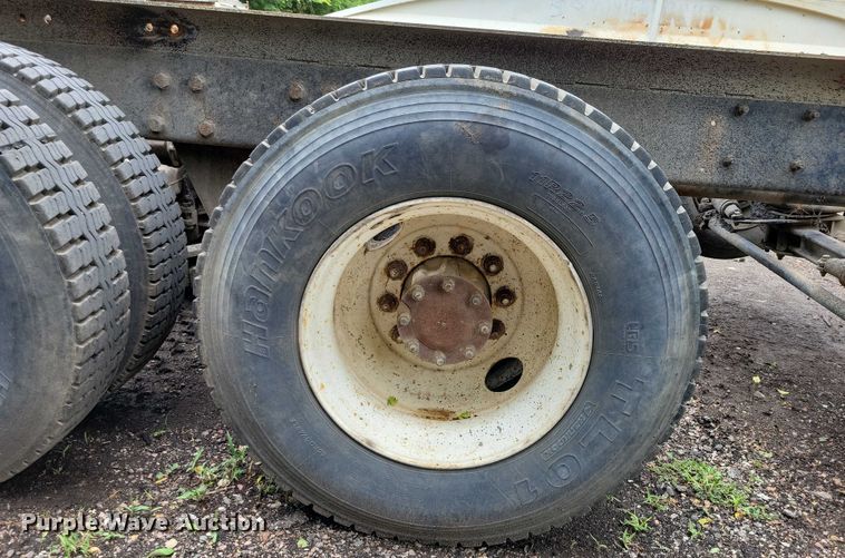 image for item DX7186 1995 Mack RD690S truck cab and chassis