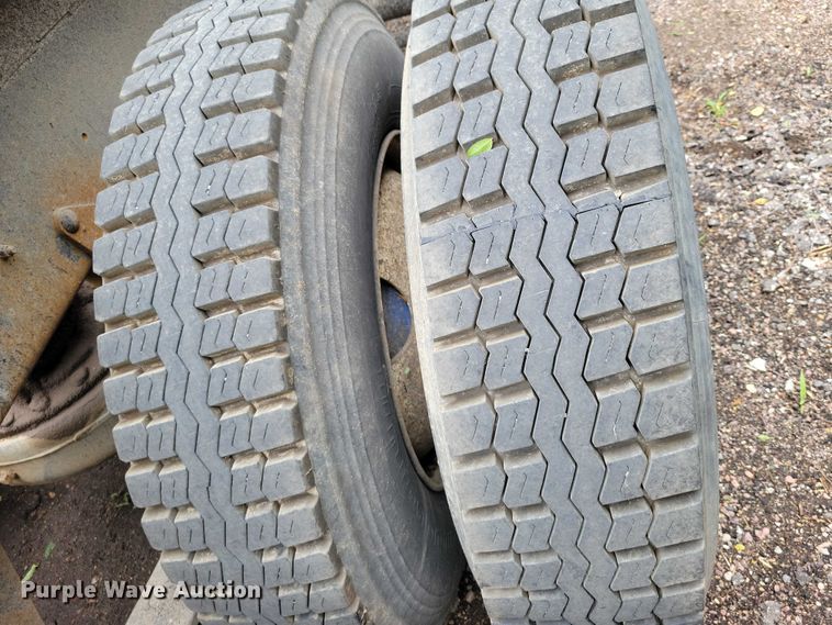 image for item DX7186 1995 Mack RD690S truck cab and chassis