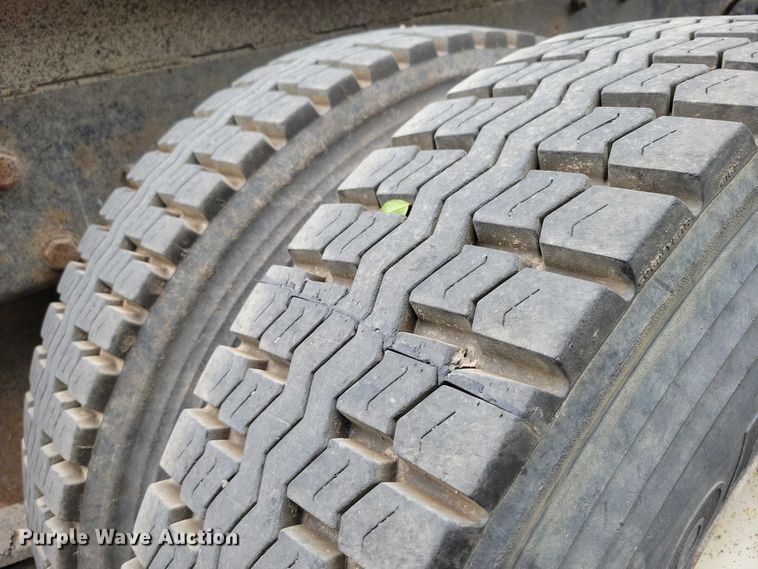 image for item DX7186 1995 Mack RD690S truck cab and chassis