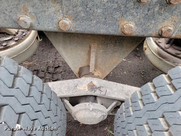 image for item DX7186 1995 Mack RD690S truck cab and chassis