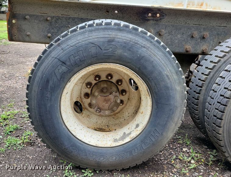 image for item DX7186 1995 Mack RD690S truck cab and chassis