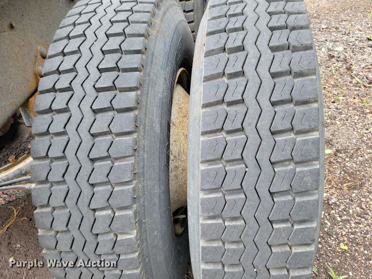 image for item DX7186 1995 Mack RD690S truck cab and chassis