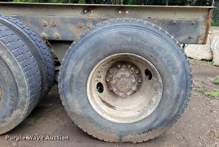 image for item DX7186 1995 Mack RD690S truck cab and chassis