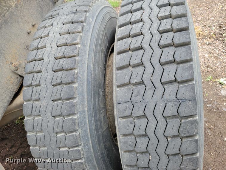 image for item DX7186 1995 Mack RD690S truck cab and chassis