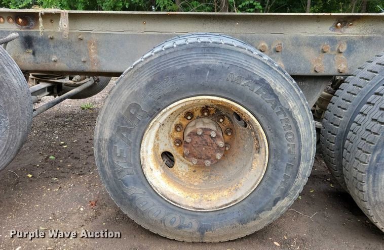 image for item DX7186 1995 Mack RD690S truck cab and chassis