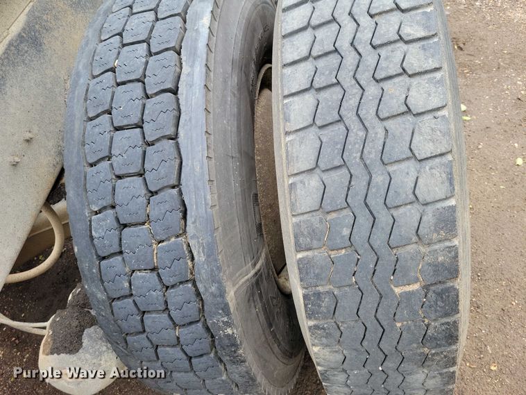 image for item DX7186 1995 Mack RD690S truck cab and chassis