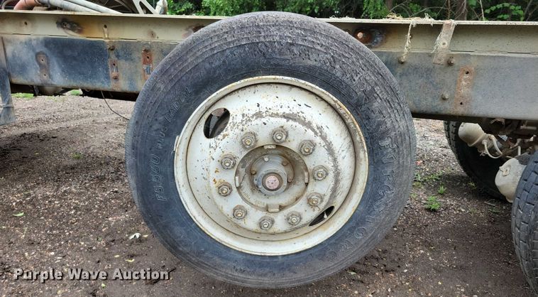 image for item DX7186 1995 Mack RD690S truck cab and chassis