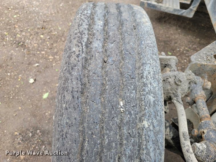 image for item DX7186 1995 Mack RD690S truck cab and chassis