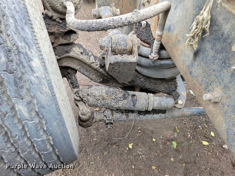 image for item DX7186 1995 Mack RD690S truck cab and chassis