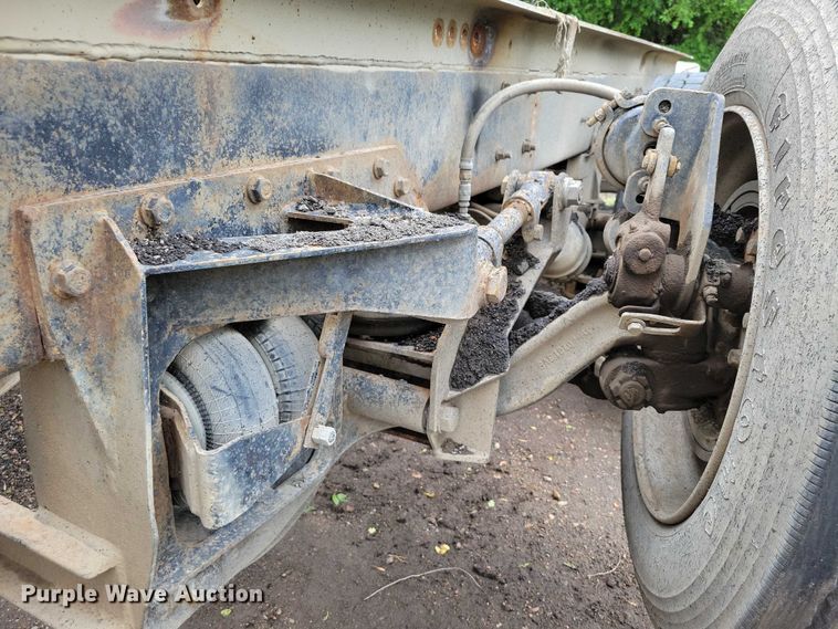 image for item DX7186 1995 Mack RD690S truck cab and chassis