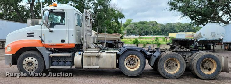 image for item DX7187 2013 Mack Pinnacle 600 semi truck