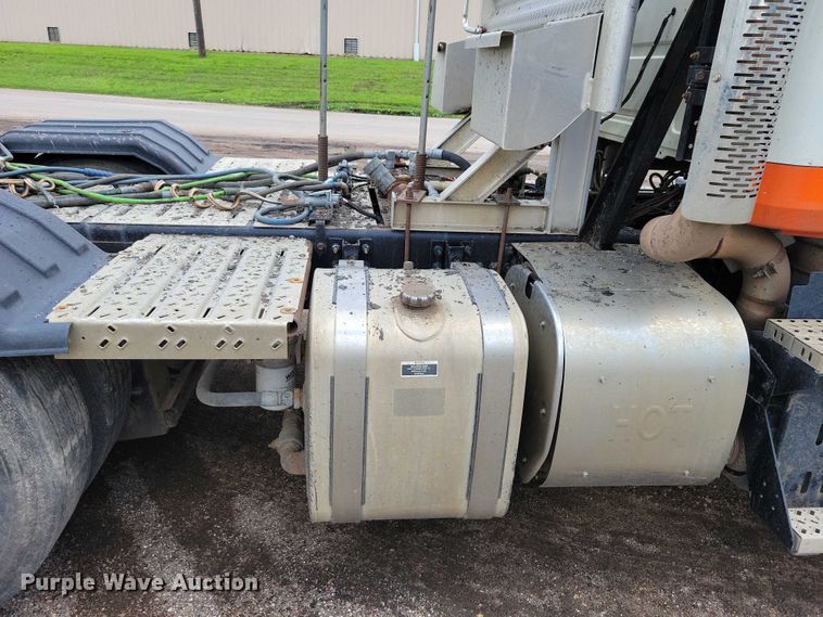 image for item DX7187 2013 Mack Pinnacle 600 semi truck