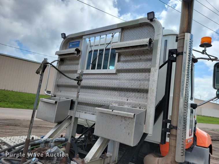 image for item DX7187 2013 Mack Pinnacle 600 semi truck