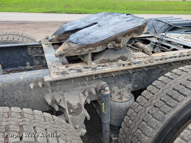 image for item DX7187 2013 Mack Pinnacle 600 semi truck