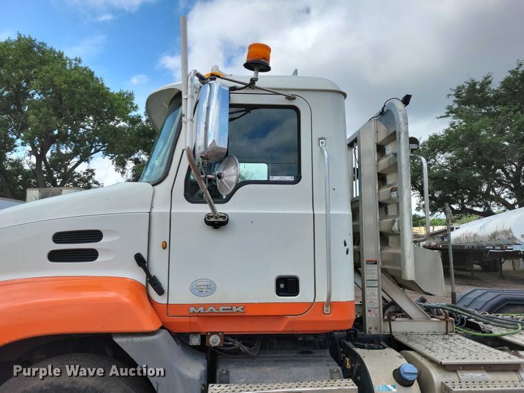 image for item DX7187 2013 Mack Pinnacle 600 semi truck