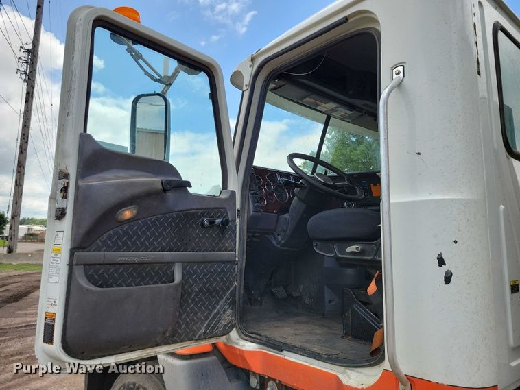 image for item DX7187 2013 Mack Pinnacle 600 semi truck