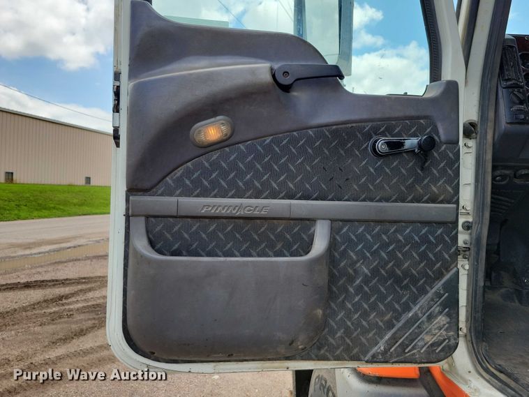 image for item DX7187 2013 Mack Pinnacle 600 semi truck