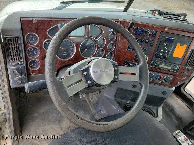 image for item DX7187 2013 Mack Pinnacle 600 semi truck