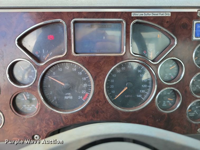 image for item DX7187 2013 Mack Pinnacle 600 semi truck