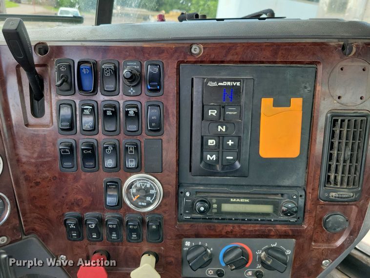 image for item DX7187 2013 Mack Pinnacle 600 semi truck