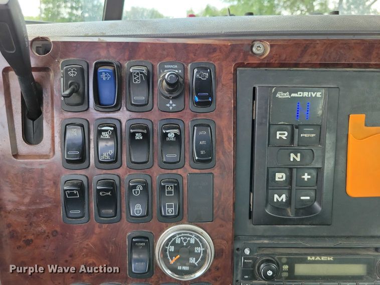 image for item DX7187 2013 Mack Pinnacle 600 semi truck