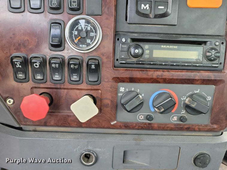 image for item DX7187 2013 Mack Pinnacle 600 semi truck