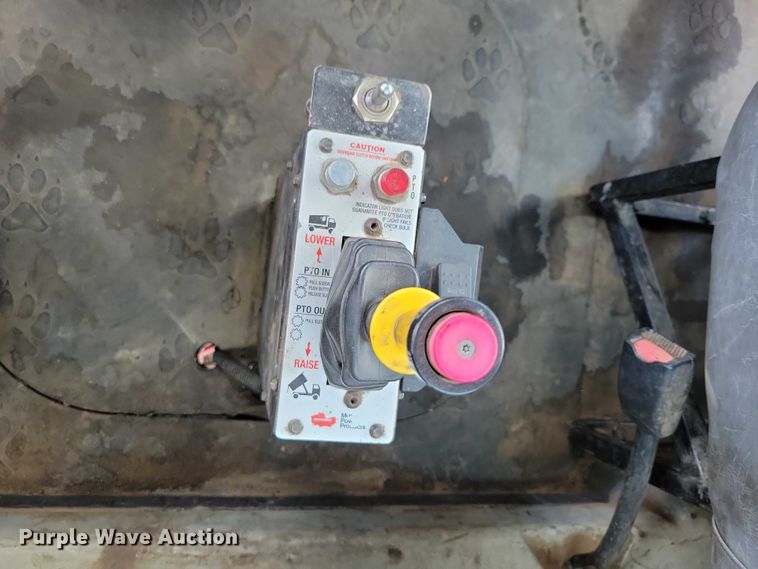 image for item DX7187 2013 Mack Pinnacle 600 semi truck