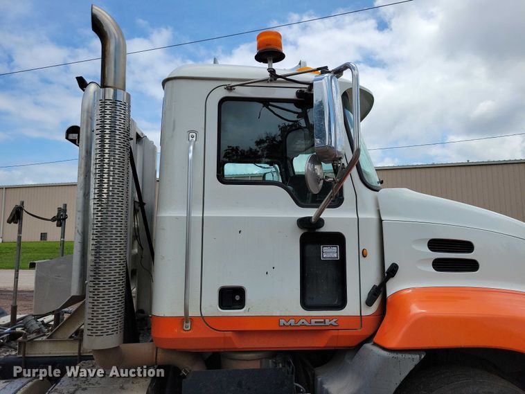 image for item DX7187 2013 Mack Pinnacle 600 semi truck