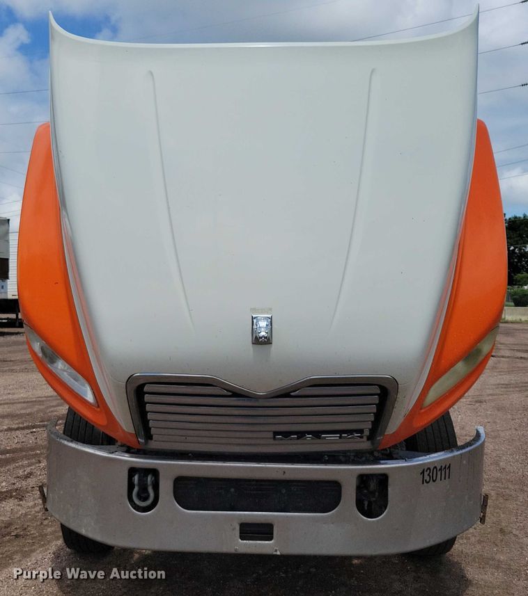 image for item DX7187 2013 Mack Pinnacle 600 semi truck