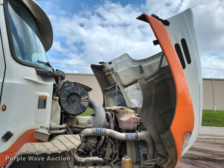 image for item DX7187 2013 Mack Pinnacle 600 semi truck