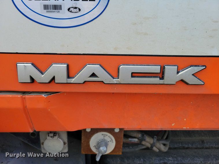 image for item DX7187 2013 Mack Pinnacle 600 semi truck