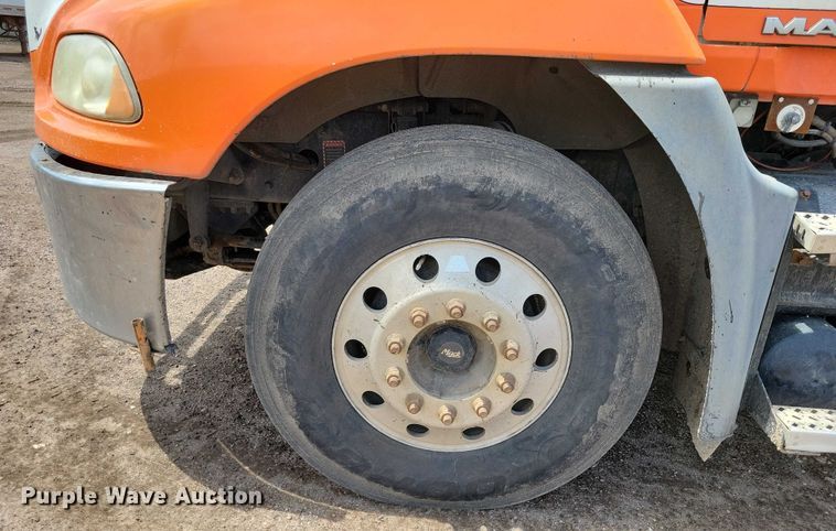 image for item DX7187 2013 Mack Pinnacle 600 semi truck