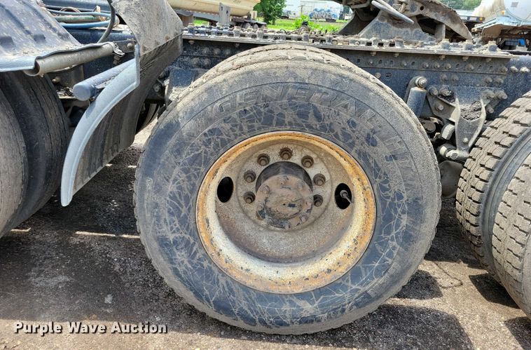 image for item DX7187 2013 Mack Pinnacle 600 semi truck