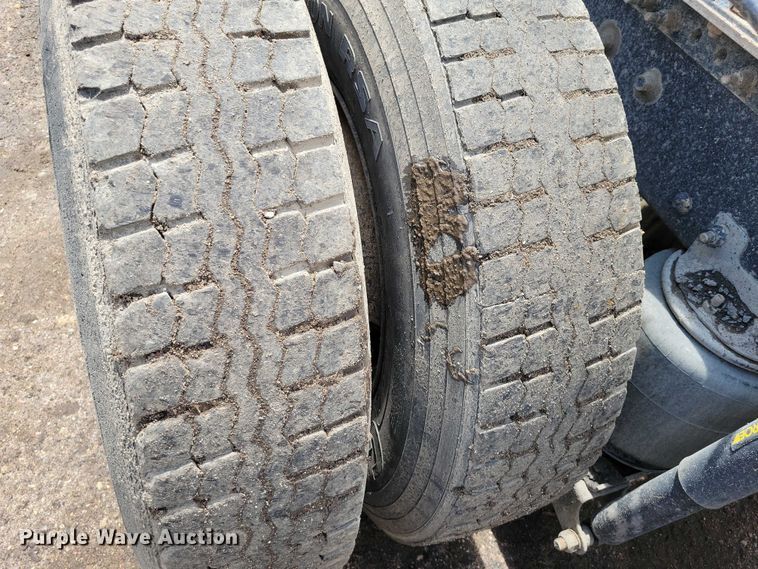 image for item DX7187 2013 Mack Pinnacle 600 semi truck