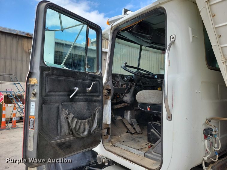 image for item DX7191 1999 Mack RD690S live-bottom truck