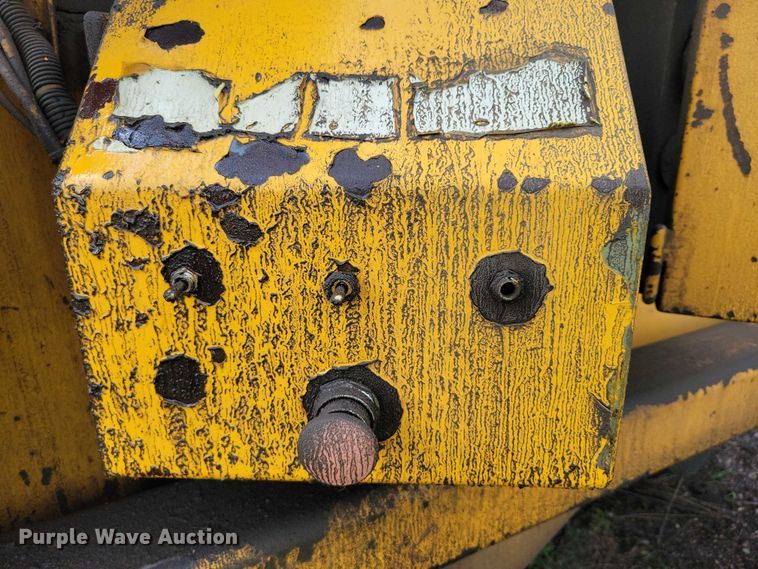 image for item DX7193 2004 Lincoln 660XL windrow elevator