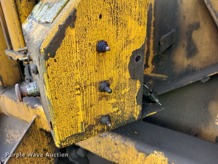 image for item DX7193 2004 Lincoln 660XL windrow elevator